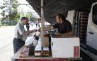 Compraventa en uno de los puestos del mercadillo de Landaben, este lunes