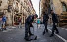 -Efectivos de la Unidad de Subsuelo de la Policía Nacional cierran la tapa de acceso de la calle Estafeta a los túneles del alcantarillado de Pamplona después de comprobar su interior.