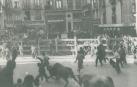 El primer encierro de 1939, un toro negro y un jabonero entran en la Plaza Consistorial atropellando a tres mozos a los que derriban