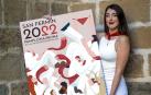 Olaia Merino posa con el diseño que le convirtió en la ganadora del concurso de carteles de San Fermín de 2022