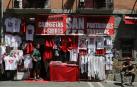 Prendas de San Fermín expuestas en una tienda de liquidación del Casco Antiguo este martes
