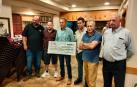 Entrega del cheque al mayoral de La Palmosilla