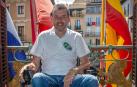 Juan Carlos Unzué, fotografiado de espaldas a la plaza desde la que miles de personas vivirán el comienzo de las fiestas que él prenderá