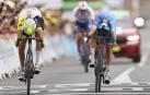 Van Der Hoorn (izda.) y Simon Clarke (dcha.) entran tras el apretado srpint en la llegada de la quinta etapa del Tour