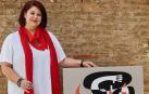 Vestida de blanco  y rojo en su Valencia natal, con su propuesta creativa para anunciar las fiestas, Alicia Thibaut Tadeo