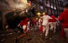 Toro de fuego por las calles de Pamplona en San Fermín
