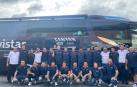 La 'familia' del Movistar Team en el Tour, con el pañuelo rojo