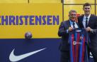 Bødtker Christensen (dcha.) junto a Joan Laporta durante la presentación del central como nuevo jugador culé
