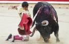 Roca Rey torea de rodillas a su segundo toro, ‘Juguetón’, al que cortó dos orejas
