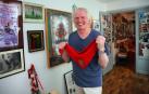 Larry Belcher, el 8 de junio pasado en la casa pamplonesa de Joe Distler, otro habitual en Sanfermines. La vivienda es una especie de santuario o museo sanferminero
