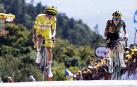 El esloveno Tadej Pogacar (izda.) mira a Jonas Vingegaard (dcha.) tras arrebatarle la victoria en la meta de La Super Planche des Belles Filles