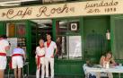 Mari Carmen Andrés Lallana y su hijo, Iñaki Valle, en la puerta del Café Roch durante la recogida de firmas