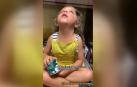 Romeo enamora a las redes con su indignación por no etiquetar las latas en braille