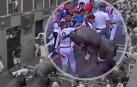 Uno de los toros lanza una coz a un corredor en Estafeta