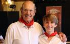 Miguel Canalejo Larrainzar junto a su nieto Íñigo Chávarri Canalejo. Son los primeros Sanfermines del joven