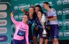 'Selfie' de van Vleuten con sus compañeras del Movistar Team en el podio del Giro
