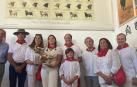 Javier Núñez, cuarto desde la derecha, rodeado de familiares, el mayoral y representantes de la Meca