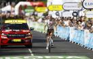 El luxemburgues Bob Jungels celebra la victoria tras cruzar el solitario la meta de Chatel les Portes du Soleil