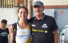 Carmen Riaño, con su entrenador del Grupompleo, Ignacio Santamaría