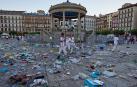 Los restos de bolsas, botellas y latas cubrían buena parte de la Plaza del Castillo a primera hora de ayer
