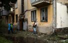 Un hombre realiza tareas de limpieza en la ciudad de Kharkiv