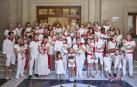 Foto de familia de la recepción a los 14 niños para los que son sus primeras fiestas