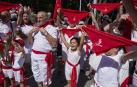 Compases iniciales de la ofrenda floral, con los pañuelos rojos en altos