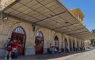 Andén de la estación de autobuses de Estella, en el kilómetro cero del Vasco Navarro