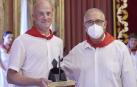 El ganador de la XX edición del concurso de fuego de 2019, Miguel Ángel Beltrá, recibe el galardón de manos de Enrique Maya