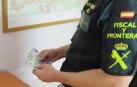 Vídeo de un agente de la Guardia Civil con los billetes falsos requisados