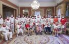 Foto de familia tras el homenaje a las centenarias en el Ayuntamiento de Pamplona