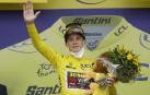 El danés del Jumbo Jonas Vingegaard celebra el maillot amarillo tras imponerse en la cima del Granon tras arrebatar el amarillo a Pogacar