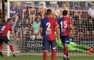 El jugador del UE Olot, Amagat (i), bate desde el punto de penalti al guardameta alemán del FC Barcelona, Ter Stegen