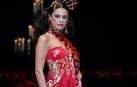 Una modelo posa con un mantón de Manila