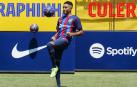 El brasileño Raphina da toques al balón durante su presentación como jugador del F.C. Barcelona