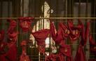Varias personas dejan su pañuelo en la puerta de la capilla de San fermín en la parroquia de San Lorenzo para despedir los Sanfermines 2022