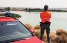 Un agente de la Policía Foral junto al lugar de los hechos