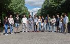 Parte del alumnado que participó en el reconocimiento, junto a la vicerrectora de Estudiantes, Empleo y Emprendimiento, Cristina Bayona Sáez, y el director del área de Estudiantes, Jokin Aginaga García, ambos, en el centro de la imagen