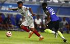 Tecatito Corona intenta zafarse del jugador del Tottenham Hotspur's, Japhet Tanganga