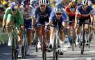 Jasper Philipsen (3º izda.) se impone en el sprint de Carcasona a Wout van Aert (izda.) y al danés Mads Pedersen (2º izda.)