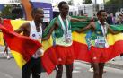 Los etíopes Tamarit Tola (centro - oro), y Mosinet Geremew (dcha. - plata), con el belga Bashir Abdi (izda - bronce) al terminar la maratón enel Mundial de Eugene