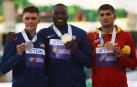 De izda. a dcha., Trey Cunningham (plata), Grant Holloway (oro) y Asier Martínez (bronce)