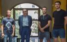 Parte de los estudiantes que participaron en la estancia, junto con el profesor Javier Faulín, en la UPNA. De izda. a dcha., Borja Chocarro de Erauso, Javier Faulín, Julen Otxoa Bueno y Alejandro Aldunate Cía.