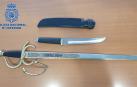 La espada y el cuchillo intervenidos por la Policía Nacional al arrestado
