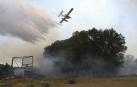 Un hidroavión trabaja en las labores de extinción del incendio forestal registrado en la comarca de Tábara (Zamora)