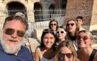 Russel Crowe, junto a su familia, en la fotografía que ha publicado en Twitter