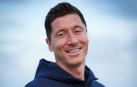 Robert Lewandowski posa como nuevo futbolista del Barcelona