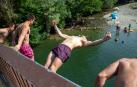 Varias personas bañándose en el Arga