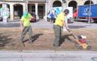 Operarios del Ayuntamiento de Pamplona trabajan en los jardines de la Plaza del Castillo