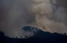Una gran nube de humo inunda el cielo en O Courel, este martes en Lugo